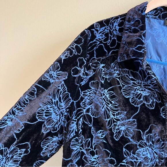 ✨ Torrid Black Blue Floral Velvet Button Up Shirt 1X - Picture 5 of 13